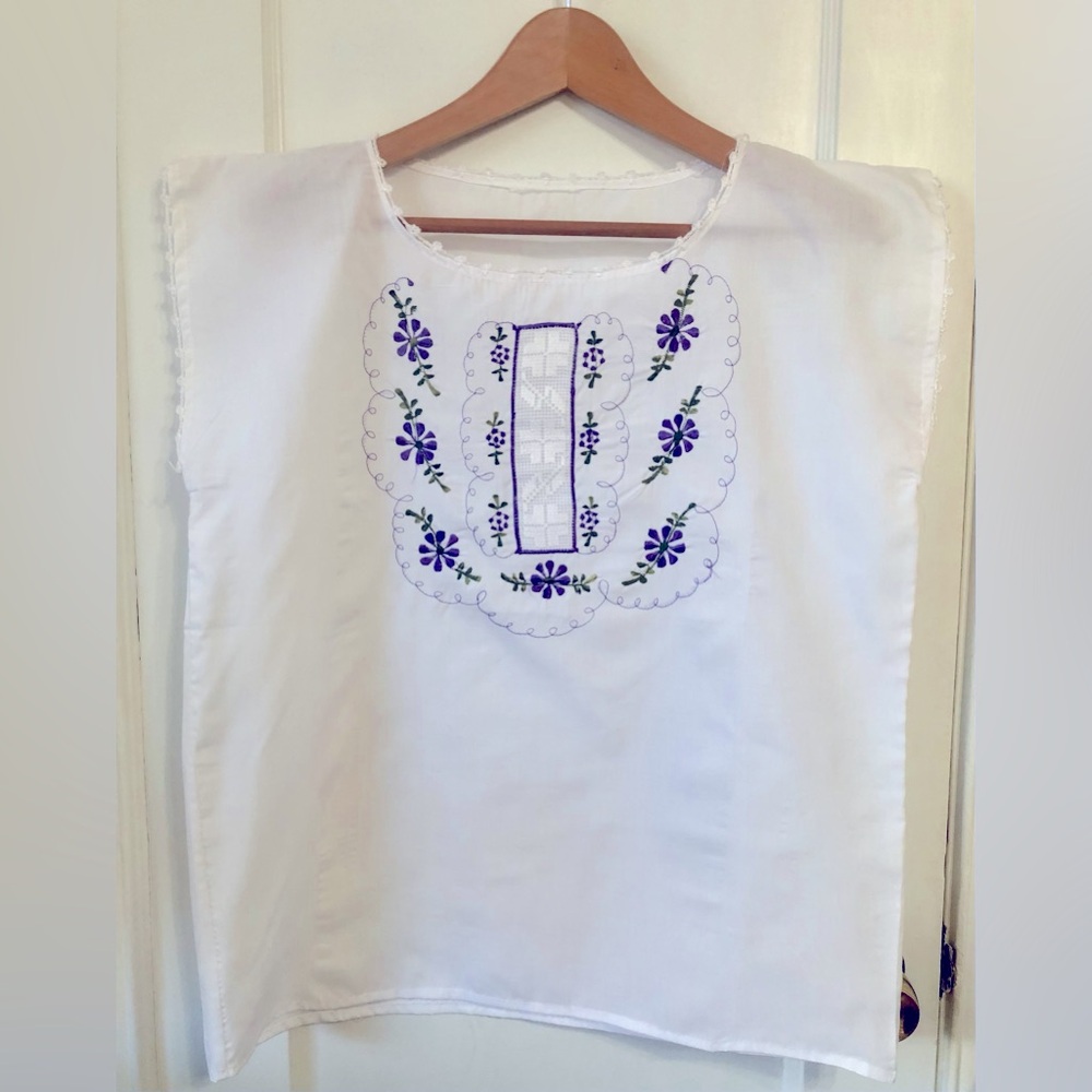 Authentic Embroidered Women’s Linen Top, Medium, Made in Mexico, white & purple.